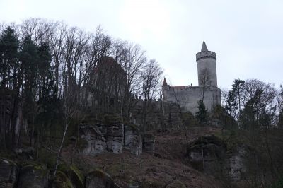Odsud byl vždy hrad schován za stromy.
