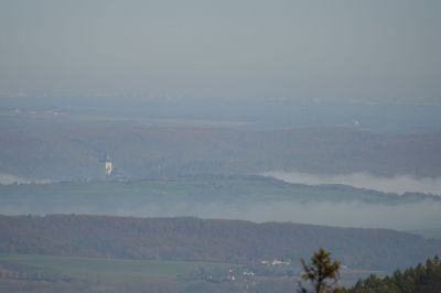 V dáli je vidět i Karlštejn
